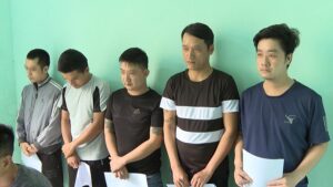 Bắt giữ nhóm đối tượng tổ chức đánh bài chiu tại Long Biên